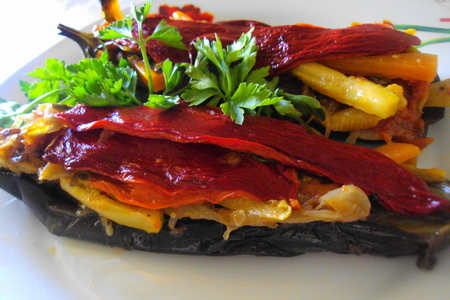 Фото к рецепту: Баклажаны фаршированные овощами