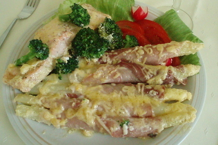 Фото к рецепту: Спаржа в обёртке из ветчины с лососем