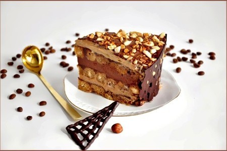 Фото к рецепту: Торт-мороженое "кофейно-шоколадный поцелуй с ореховым послевкусием".