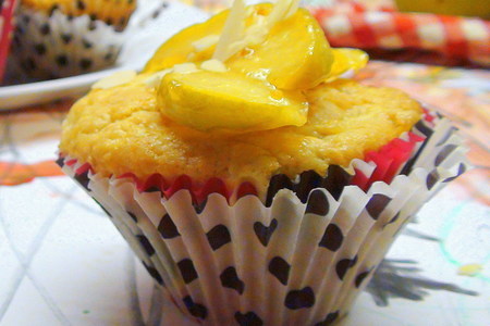 Фото к рецепту: До невозможности вкусные пирожные с марципаном, изюмом и яблоками!