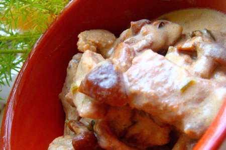 Фото к рецепту: Соте из говядины в сметанно-винном соусе с опятами