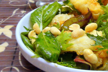 Фото к рецепту: Салат «окинава» с темпурой и кунжутом под рыбным соусом.