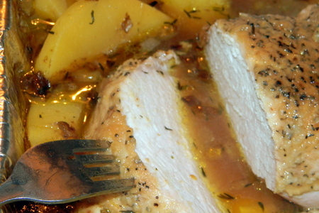 Фото к рецепту: Свинина запеченая с картошкой и укропом