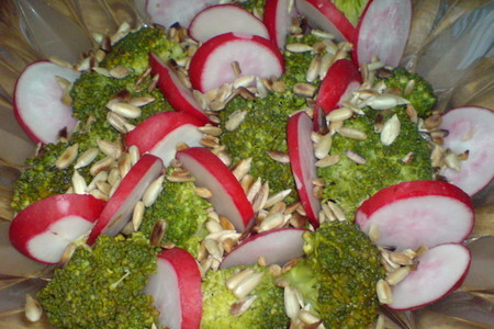 Фото к рецепту: Салат из брокколи и редиса