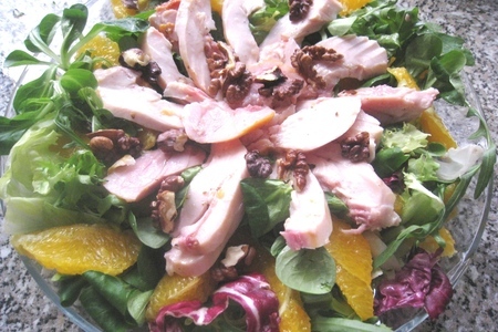 Фото к рецепту: Салат с копченой курицей и грецкими орехами