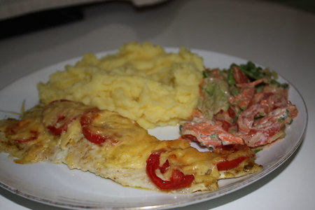 Фото к рецепту: Пангасиус с сыром и помидорами