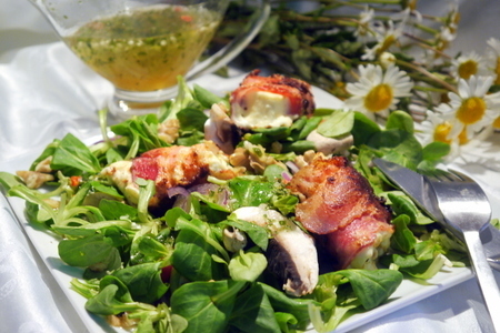 Фото к рецепту: Зеленый салат с жареной в беконе брынзой
