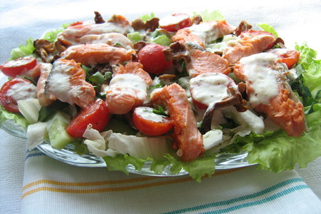 Фото к рецепту: Теплый салат с семгой и лисичками