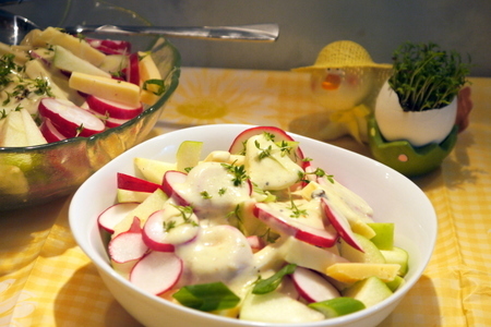 Фото к рецепту: Весенний салат с редиской и яблоком