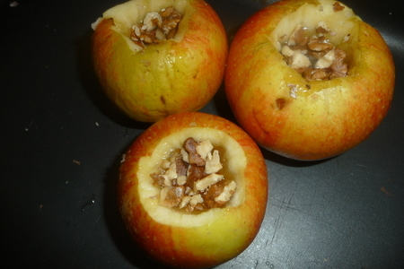 Фото к рецепту: Печеные яблоки с ,медом и орехами
