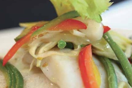 Фото к рецепту: Филе морского языка с овощами, приготовленное в фольге на пару