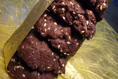 Фото к рецепту: Шоколадно - кукурузное печенье с кунжутом.