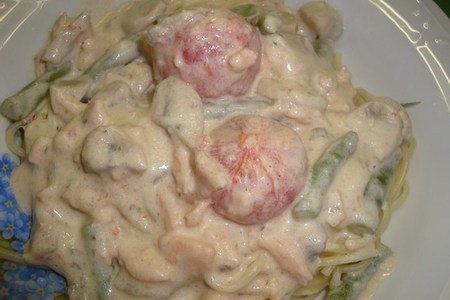 Фото к рецепту: Соус с лососем и грибами к спагетти