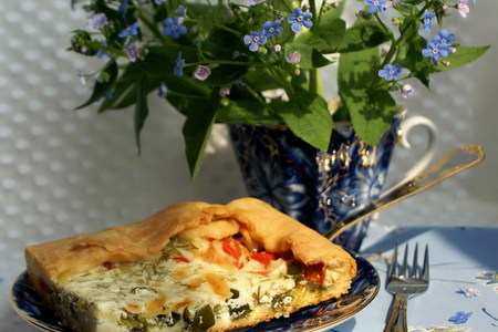 Фото к рецепту: "рубленный" пирог с сыром и зелёным луком