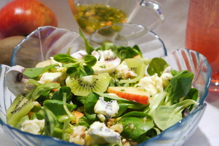 Фото к рецепту: Зеленый корн-салат с шампиньонами и сыром с голубой плесенью