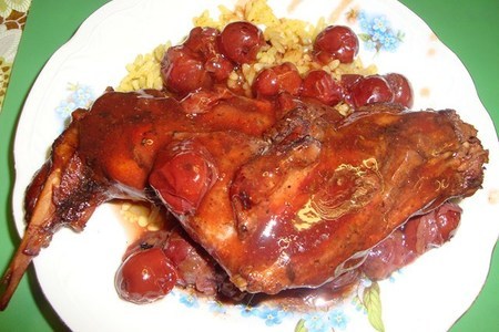 Фото к рецепту: Кролик в вишневом соусе