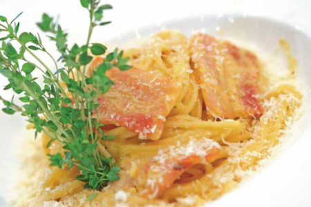 Фото к рецепту: Спагетти по рецепту карбонариев