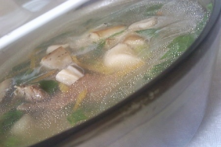 Фото к рецепту: Суп с вешенками и шпинатом