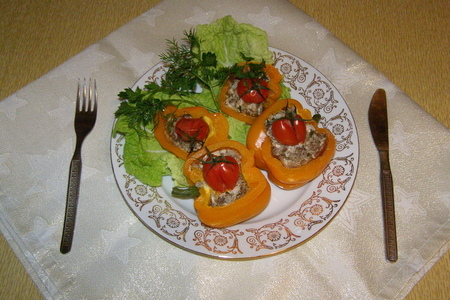 Фото к рецепту: Перец, фаршированный рубленным мясом, приготовленный на пару