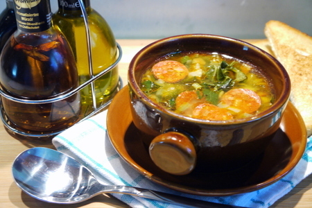 Фото к рецепту: Caldo verde (зеленый суп с чоризо)