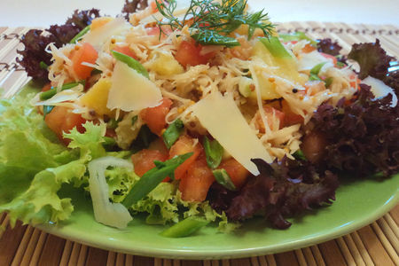 Фото к рецепту: Картофельный салат с помидорами и сыром.