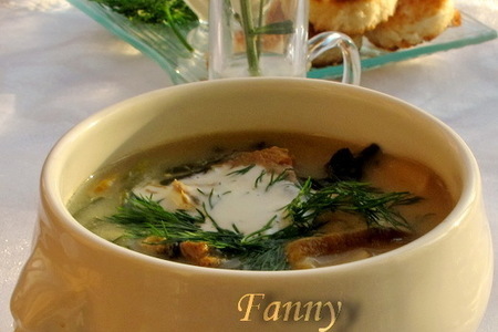 Фото к рецепту: Суп с грибами, вином  и лимонным соком