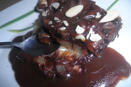 Фото к рецепту: Шоколадный торт с грушами в вине и карамельным бальзамическим соусом