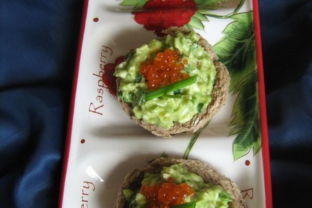 Фото к рецепту: Хлебные тарталетки с авокадно-яичным салатом