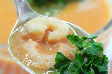 Фото к рецепту: Острый томатный суп-пюре с креветками
