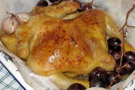 Фото к рецепту: Цыпленок, запеченный с виноградом