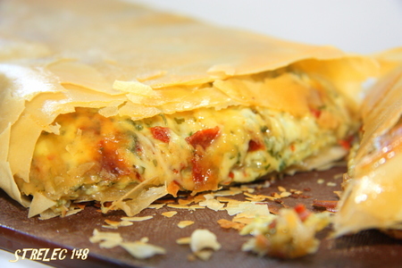 Фото к рецепту: Пирог из теста фило с сыром и вялеными томатами.
