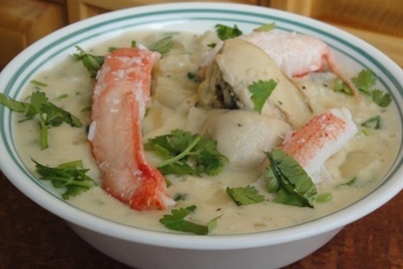 Фото к рецепту: Кремовый суп с устрицами,снежным крабом и вином