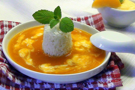 Фруктовый суп-пюре с заварным соусом и рисом.