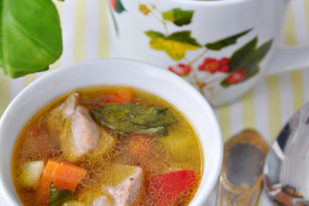 Фото к рецепту: Диетический суп-гуляш с овощами и с индейкой