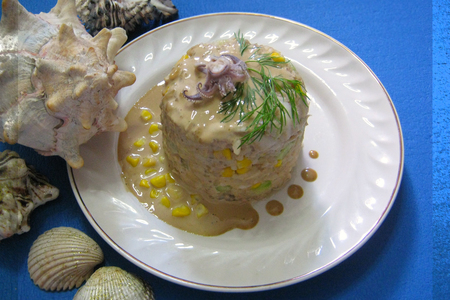 Фото к рецепту: Салат с кальмарами и форелью... ну, и другими ингредиентами))