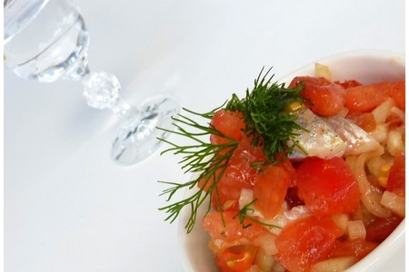 Фото к рецепту: Сельдь в помидорах на закуску по-русски
