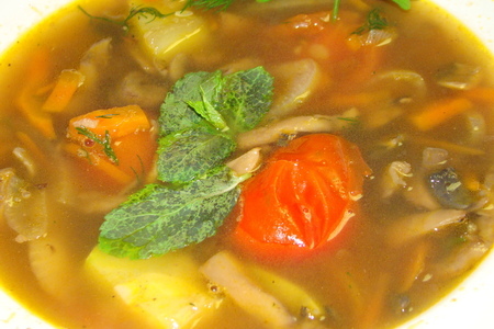 Фото к рецепту: Суп грибной с кабачком