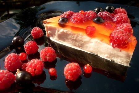Фото к рецепту: Холодный сливочно-творожный торт с  ягодным покрытием