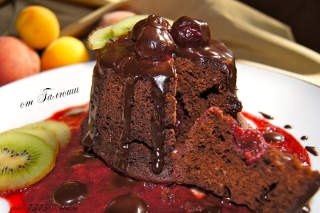 Фото к рецепту: Шоколадный кекс с вишней в микроволновке