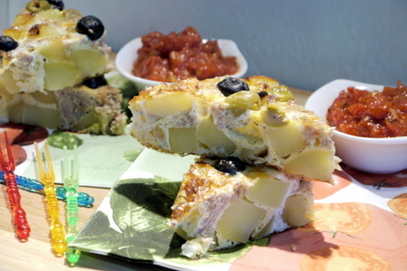Фото к рецепту: Испанский картофельный омлет (тортилья) с тунцом и оливками