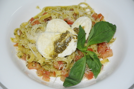 Фото к рецепту: Тальяте́лле с соусом песто и сыром моцарелла