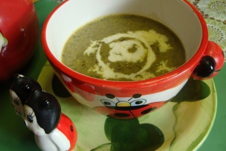 Фото к рецепту: Легкий суп-пюре со шпинатом и грибами