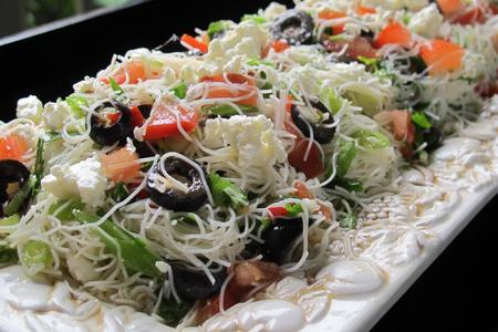 Салат в греческом стиле  из рисовой  лапши с овощами.