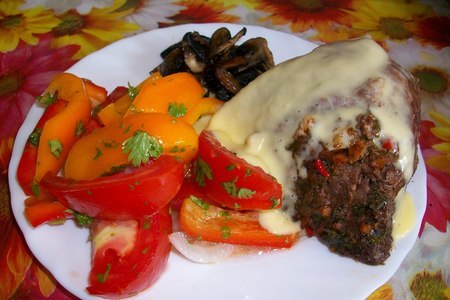Фото к рецепту: Запеченое мясо с соусом беарнез и легким салатиком.