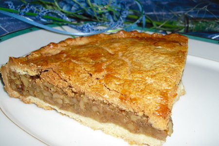 Фото к рецепту: Пирог с грецкими орехами