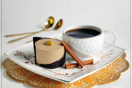 Кофейно-карамельный мусс на хрустящем шоколадном печенье "песчаные розы".