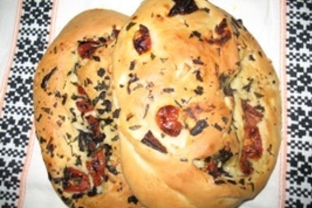 Фото к рецепту: Хлеб с чесноком, помидорами, базиликом