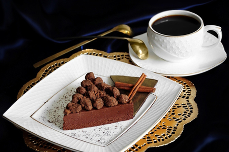Фото к рецепту: Шоколадная помадка с чайной крошкой и бергамотовым сиропом на основе earl grey.