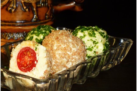 Фото к рецепту: Закуска-шарики с брынзой и помидорками черри