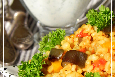 Фото к рецепту: Булгур с овощами и соусом из баклажан